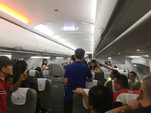Vụ đánh ghen là vụ gây rối chưa từng có trên máy bay Vietnam Airlines - Ảnh: CTV