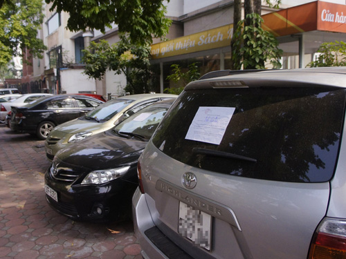 Sau khi dán thông báo, nếu xe ô tô tiếp tục vi phạm sẽ bị xử lý theo pháp luật - Ảnh: Phú Xuân