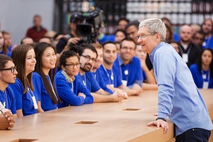 Tim Cook (phải) đang nói chuyện với nhân viên của Apple. Ảnh: charitybuzz.com