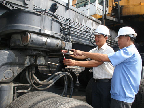 Kỹ sư Nguyễn Hoàng Minh (trái), cảng Bến Nghé là một trong những gương điển hình lao động sáng tạo của SAMCO