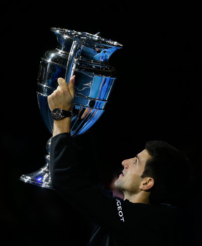 Djokovic với chiếc cúp dành cho số 1 nam thế giới năm 2014 Ảnh: REUTERS