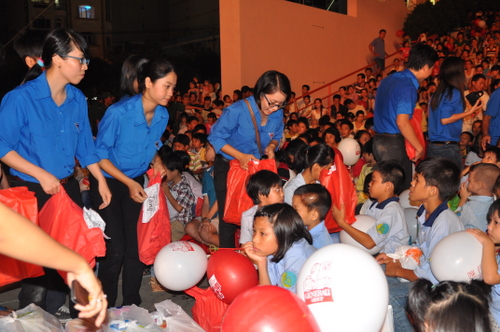 Đoàn viên thanh niên Khối Dân - Chính - Đảng TP HCM, tặng quà cho trẻ em có hoàn cảnh khó khăn