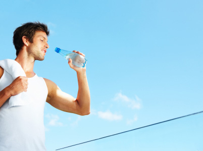 Nên uống ít nhất một ly nước khoảng nửa giờ trước khi đi tập thể dục