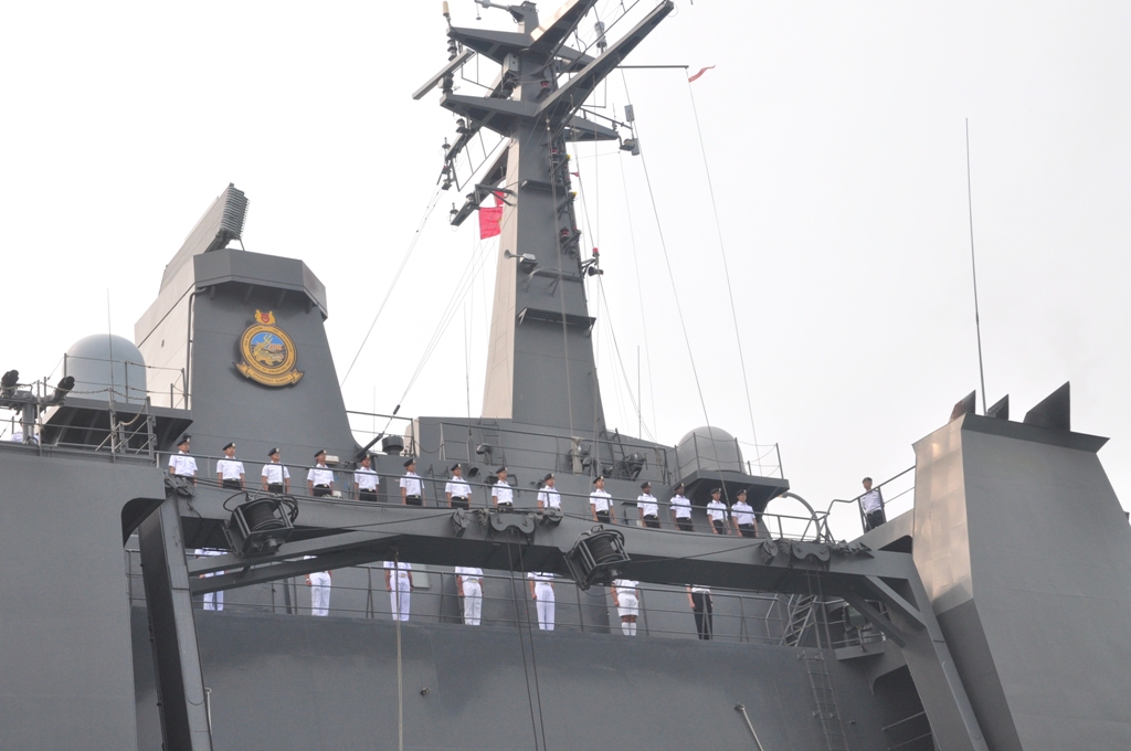 Hải quân Singapore sẽ tiến hành diễn tập chung với hải quân Việt Nam trên biển vào trưa 7-3.