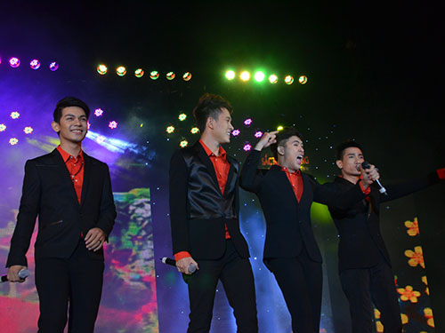 Nhóm V.Music biểu diễn trên sân khấu Gala Mai Vàng chào Xuân 2014