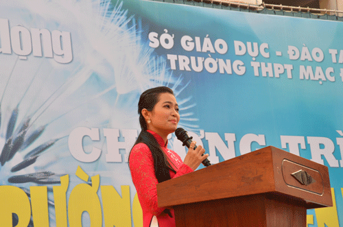 MC Dạ Thy giới thiệu chương trình Đưa trường học đến thí sinh 2014