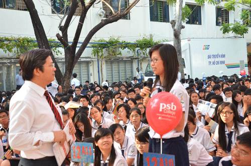 Thầy Trần Đình Lý định hướng cho thí sinh