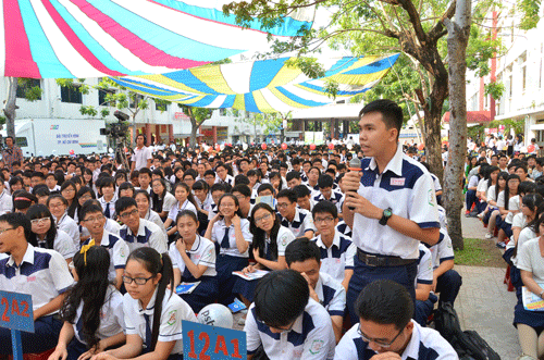 Đến cuối buổi tư vấn, các em vẫn hăng hái đặt câu hỏi cho Ban tư vấn chương trình