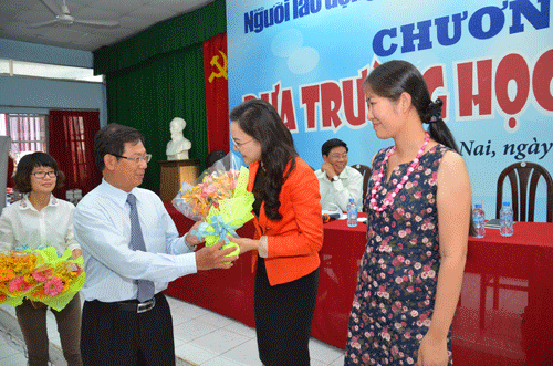 TS Nguyễn Đức Nghĩa, Phó Giám đốc ĐHQG TP HCM tặng hoa cho các cô giáo nhân ngày 8-3
