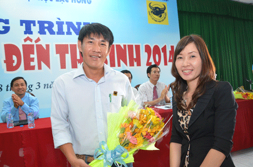 Đại diện Báo Người Lao Động trao hoa cho đơn vị tài trợ