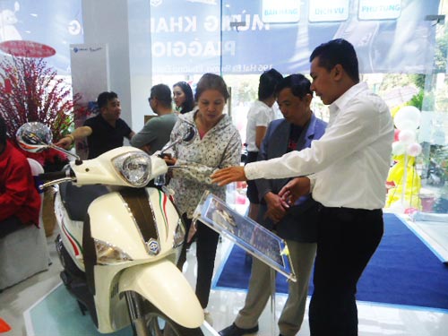 Khách hàng đến tham quan show room mới của Piaggio Sapa