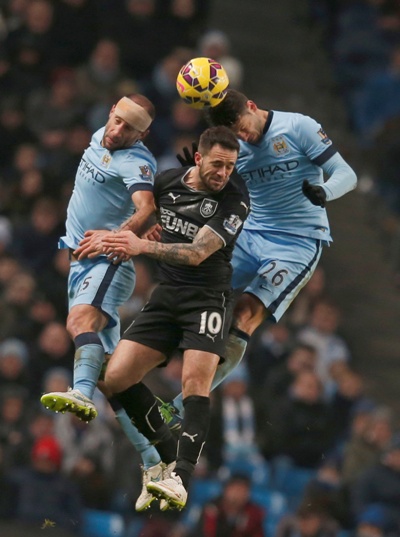 Hàng thủ Man City biếu không cho Burnley hai bàn thắng