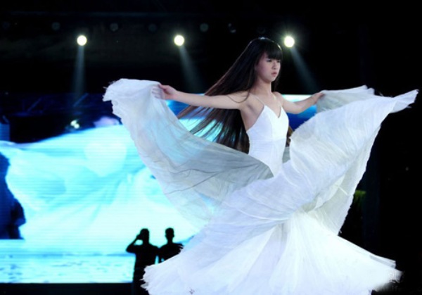 Wei Caiqi là con nhà nòi múa (cháu gái của nghệ sĩ múa nổi tiếng Dương Lệ Bình) nên sớm bộc lộ tài năng từ bé