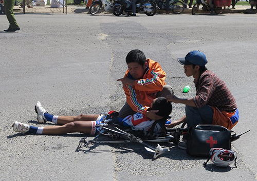Cuộc đua xe đạp HTV 2014: Cua-rơ của Đồng Tháp bị gãy tay, dập cột sống