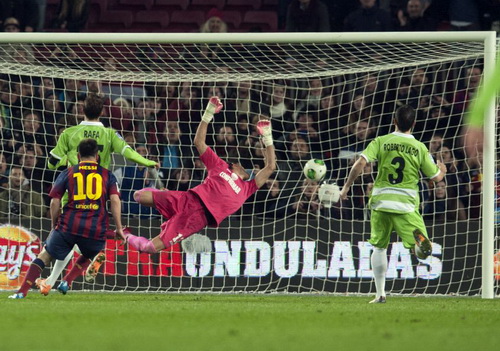 ... và ghi liền hai bàn cho đội chủ sân Nou Camp