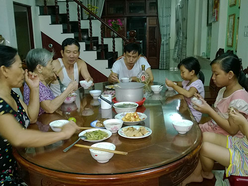 Những khoảnh khắc đẹp của hình ảnh gia đình ăn cơm tối cùng nhau