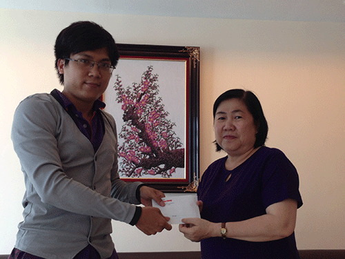 BTC trao giải thưởng cho bạn đọc Nguyễn Minh Quân