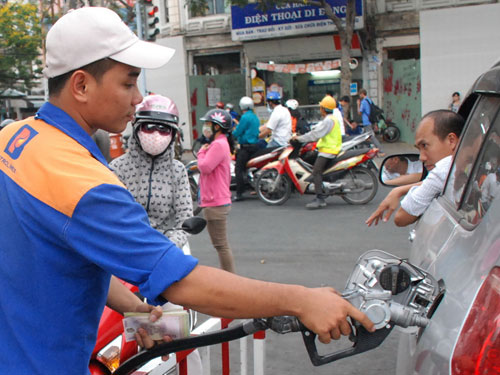 
	Bộ Tài chính yêu cầu giữ nguyên giá bán để ổn định thị trường. Ảnh tư liệu