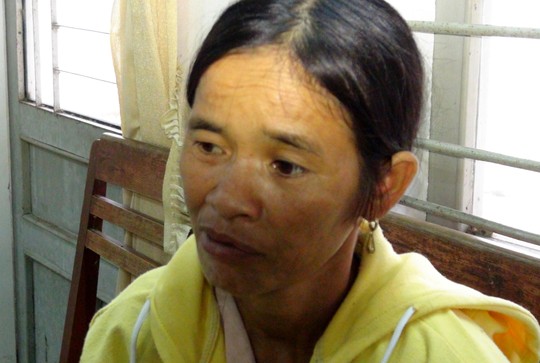 Bà Phạm Thị Min (ngụ xã Ba Xa, huyện Ba Tơ, tỉnh Quảng Ngãi) bị công an bắt giữ vì đâm chết chồng. Ảnh: cơ quan công an cung cấp