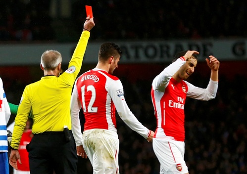 Giroud nhận thẻ đỏ, Arsenal lao đao vì thiếu người