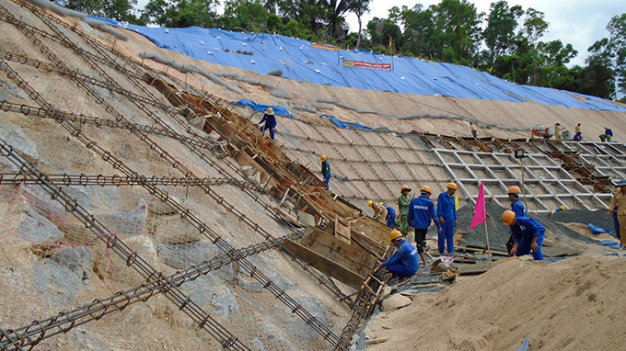 Các đơn vị thi công phần mái ở cửa phía bắc đường hầm chính qua đèo Cả - Ảnh: KIM THỦY