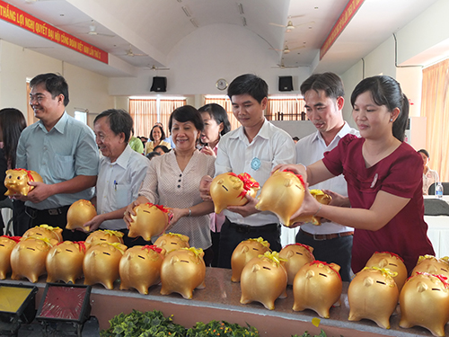 Nuôi heo đất gây quỹ học bổng cho con công nhân khó khăn là hoạt động nổi bật của Công đoàn TP HCM