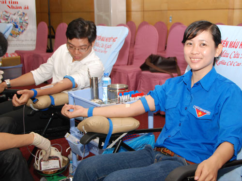 CNVC-LĐ TP tham gia hiến máu nhân đạo 
ẢNH: KHÁNH AN