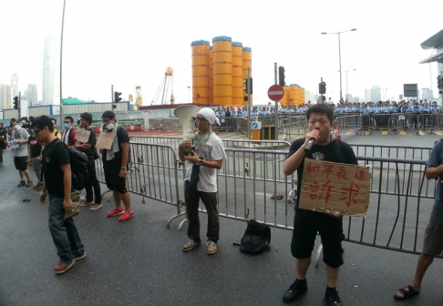 Người biểu tình bên ngoài quảng trường Kim Tử Kinh Ảnh: SCMP