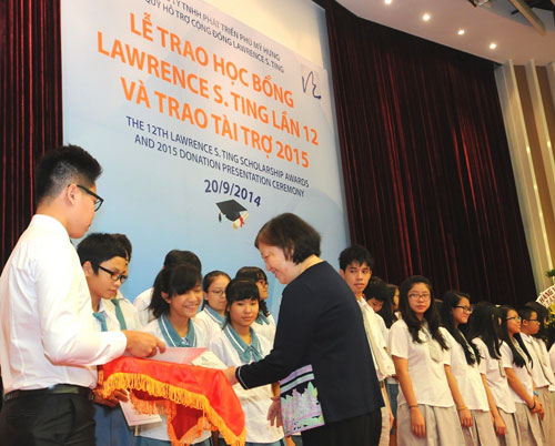 Bà Ting Fei Tsong Ching - Phu nhân Cố Chủ tịch Tập đoàn CT&D và Công ty Phú Mỹ Hưng ông Lawrence S. Ting, Chủ tịch Ủy ban Điều hành Quỹ Lawrence S. Ting trao học bổng cho các em học sinh.
