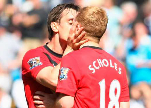 Phil Neville và Paul Scholes cũng 