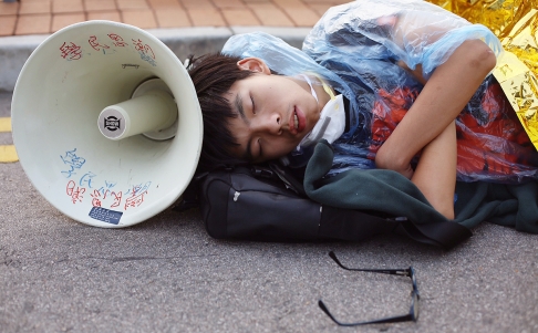 Joshua Wong ngủ qua đêm 14-10 trên đường Lung Wo. Ảnh: SCMP