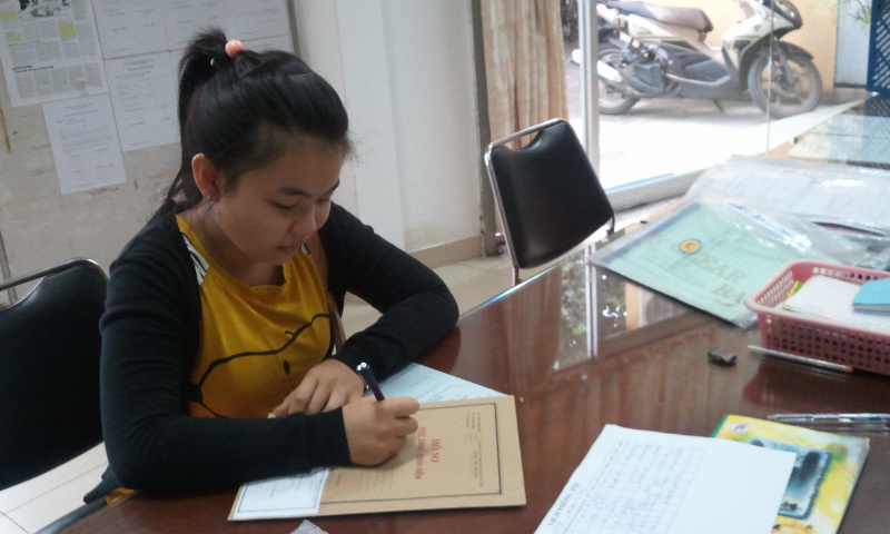 Hương đang ghi hồ sơ nhập học tại Trường Trung cấp &Aacute;nh S&aacute;ng