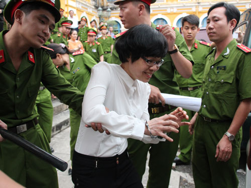 "Siêu lừa" Huyền Như tươi cười khi được dẫn giải về trại giam