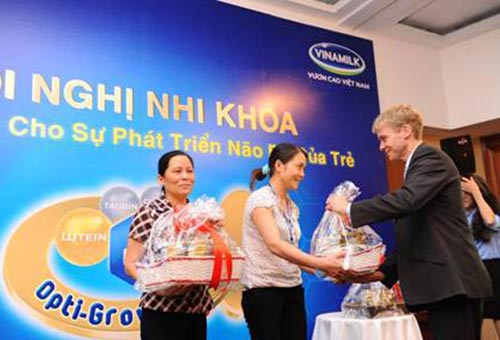 G.S Tiến sĩ James Bauly - Bộ phận dinh dưỡng và sức khỏe, Giám Đốc Marketing khu vực Châu Á Thái Bình Dương trao giải thưởng cho người may mắn trong chương trình “Rút Thăm May Mắn” G.S Tiến sĩ James Bauly - Bộ phận dinh dưỡng và sức khỏe, Giám Đốc Marketing khu vực Châu Á Thái Bình Dương trao giải thưởng cho người may mắn trong chương trình “Rút Thăm May Mắn”
