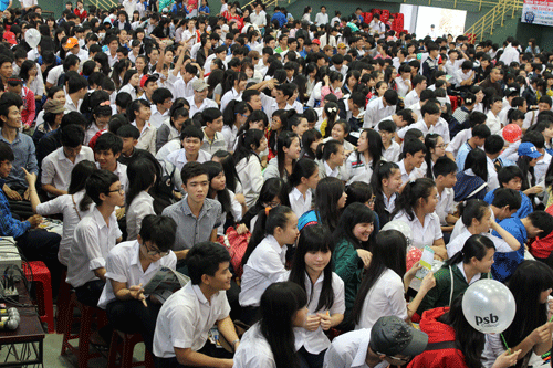 Học sinh các trường tập trung đông đủ trước giờ khai mạc 