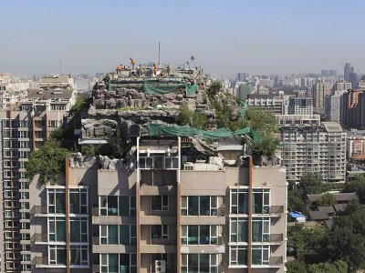 http://static4.businessinsider.com/image/52b9fd2e6bb3f7a22e253000-400-300/people-build-houses-on-top-of-apartment-buildings.jpg