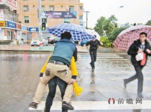 女子穿高跟鞋背男友过积水