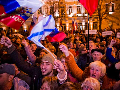 К 18:00 на улице Ленина образовался многочисленный митинг. Заседание транслировали в прямом эфире севастопольские телеканалы. Тех, кто пришел к городскому совету, о ходе заседания с помощью громкоговорителей информировали ораторы