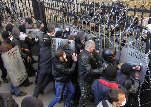 Pro-Russia protesters scuffle with the police at the regional government building in Donetsk April 6, 2014. REUTERS-Stringer