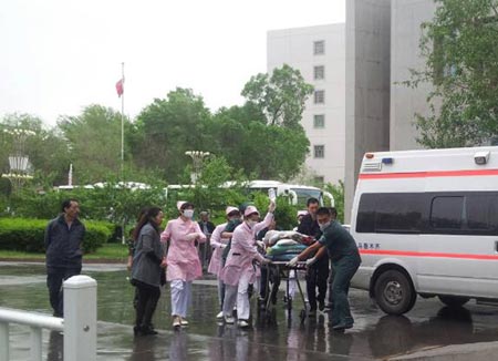 Hospital staff attend to victims of the Urumqi market bombing on May 22, 2014. (Photo/Xinhua)