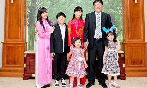 Doanh nhân Ngô Nhật Phương bên vợ là ca sĩ Trang Nhung và 4 con. Ảnh: NP.