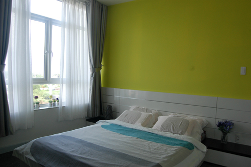 Màu xanh lá mạ non được sơn trên bức tường đầu giường ngủ tạo sinh khí mới cho nơi chốn nghỉ ngơi.