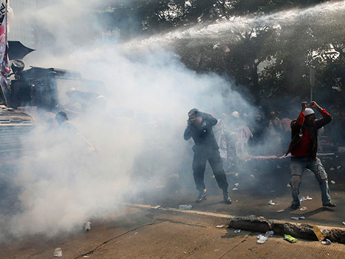 Cảnh sát phải xịt hơi cay để giải tán những người biểu tình bên ngoài Tòa án Hiến pháp hôm 21-8. Ảnh: Reuters