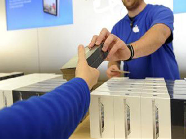 Nhân viên Apple đánh tráo iPhone ăn cắp