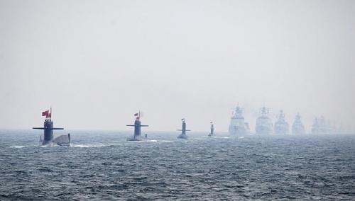 Tàu ngầm và tàu chiến Trung Quốc ở bãi cạn hồi tháng 4-2014. Ảnh: Reuters
