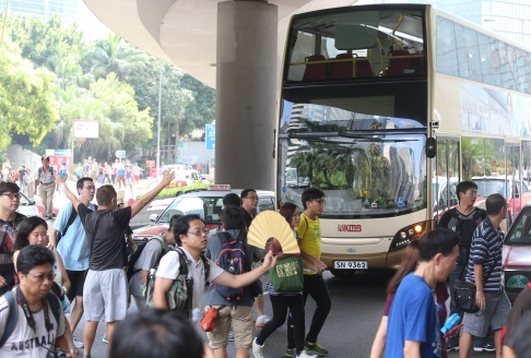 Một trong những tuyến đường chính phải đóng cửa vì biểu tình. Ảnh: SCMP