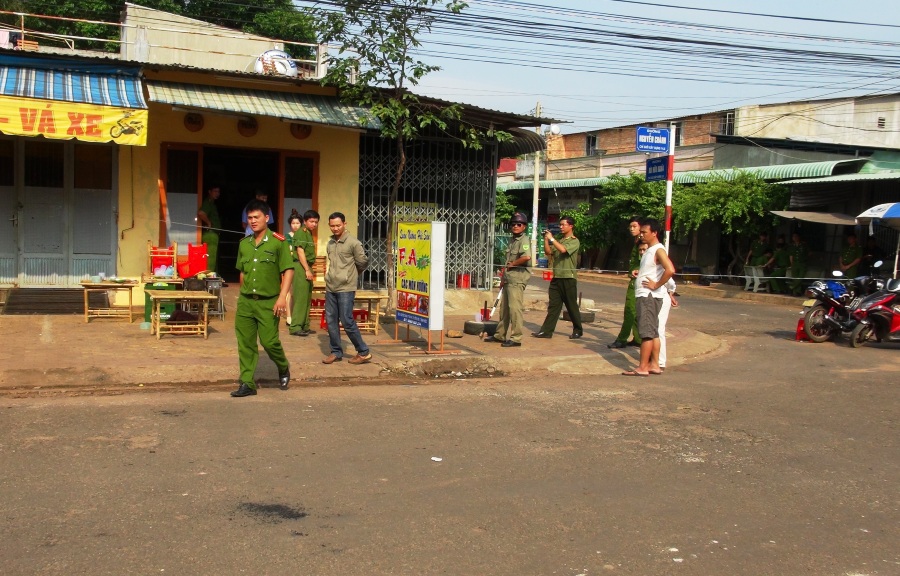 Công an đang khám nghiệm hiện trường vụ giết người tại quán nhậu F.A, đường Nguyễn Chánh, phường Tân Phú, thị xã Đồng Xoài, tỉnh Bình Phước vào sáng 16-4.