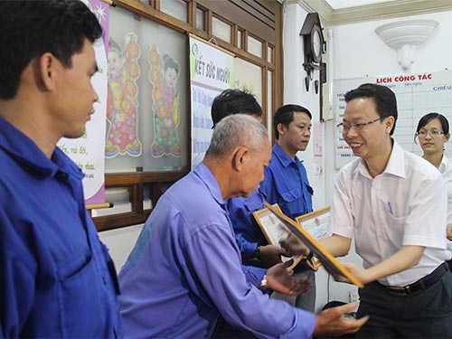 Ông Nguyễn Thành Đô - Phó Chủ tịch LĐLĐ quận 1, TP HCM  - khen thưởng các tài xế xe ôm bắt cướp