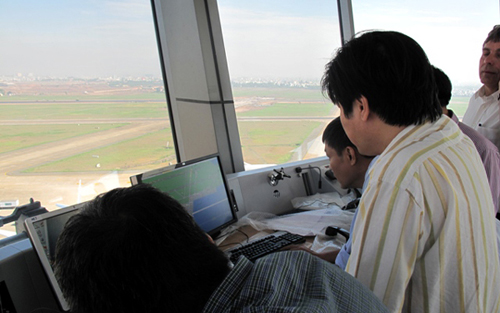 Trên đài kiểm soát không lưu sân bay Tân Sơn Nhất - Ảnh minh họa