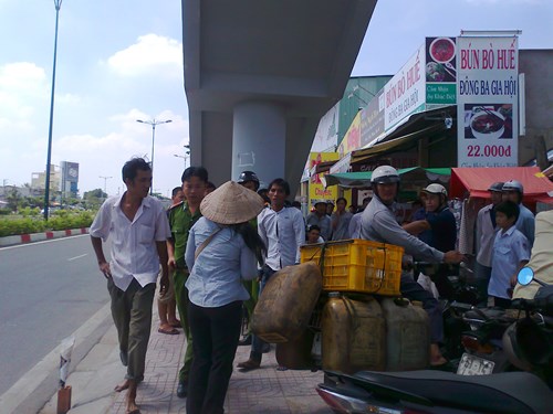 Người dân hỗ trợ công an đưa đối tượng về trụ sở để lấy lời khai